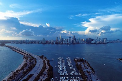 美国迈阿密比斯坎湾日落鸟瞰图。伟大的景观。假期旅行。旅游目的地。热带风光。