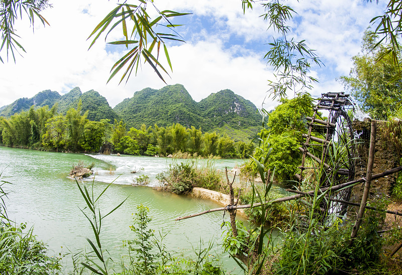 美丽的河景和越南北部的山脉