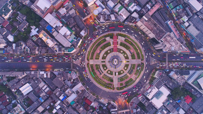 俯视图城市，鸟瞰图道路，高速公路与汽车停车场在泰国的城市。市中心美丽的街道。环岛路
