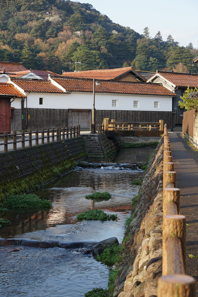 阳光明媚的清晨，仓吉白墙仓库(仓吉市内buki Tamagawa传统建筑保护区)的市容