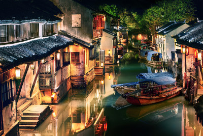 照亮周庄水乡的夜晚，中国江苏