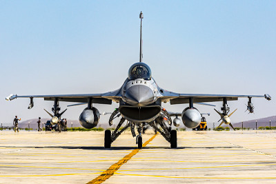 F16战斗机在滑行