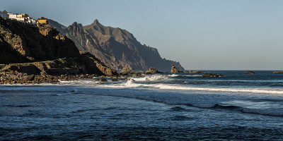白色的波浪在海洋泻湖