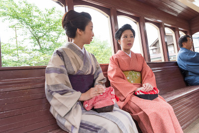 两个日本女人在浴田的火车上