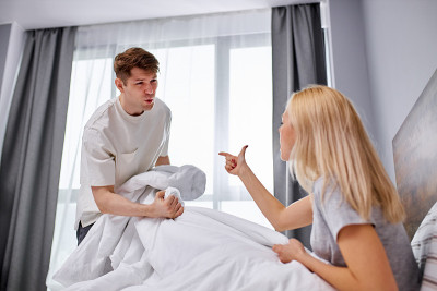 妻子愤怒丈夫对家庭生活不满意