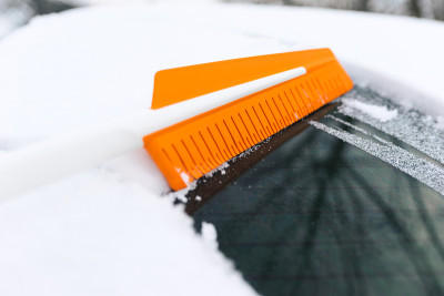 清理车窗上的雪