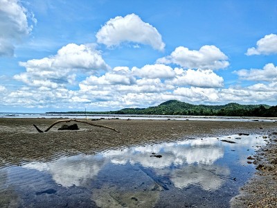 海面上天空的倒影