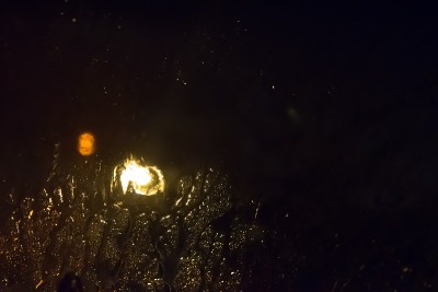 晚上玻璃上的雨