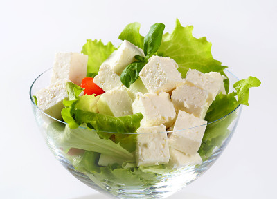 羊乳酪丁配新鲜蔬菜