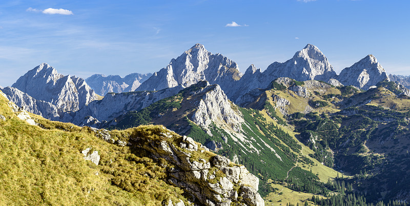 令人敬畏的全景从阿根斯坦在坦海姆山谷在夏季欧洲阿尔卑斯山的山峰