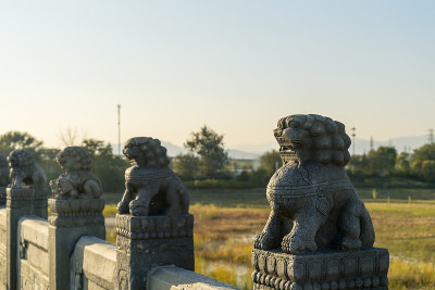 卢沟桥，日落时的石桥石像，北京，中国