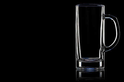 空的啤酒杯。