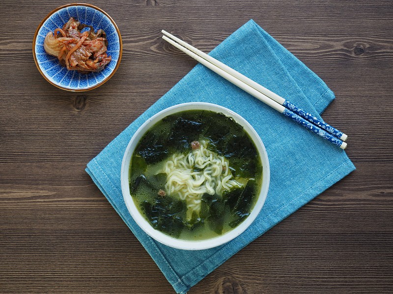 韩国菜紫菜汤拉面