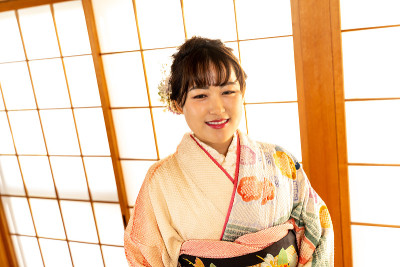 穿和服的妇女