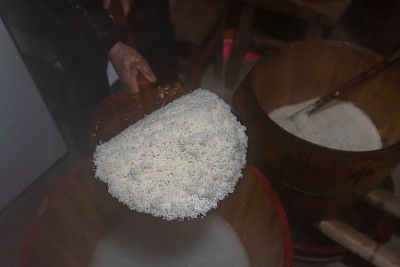 中国传统小吃米条的制作过程，是一种由大米制成的美味