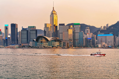 日落时香港维多利亚港的水艇