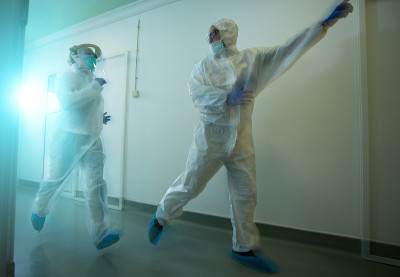 生物学家穿着安全服在实验室里跑步