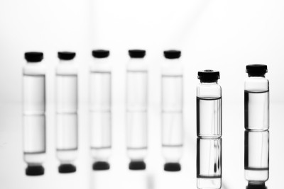 一组带有透明药物的安瓿在医学实验室中