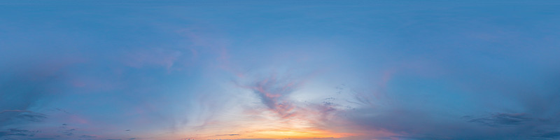 深蓝色的日落天空全景与卷云。球面等矩形格式无缝hdr pano。完整的天顶3D可视化，游戏和天空替换