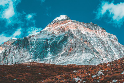 五彩缤纷的秋林和雪山在亚丁自然保护区，最后的香格里拉