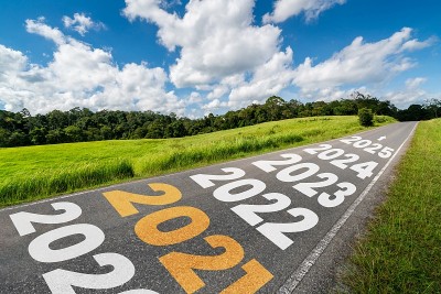 2021年新年旅行和未来愿景的概念。
