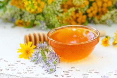 花蜂蜜在玻璃碗