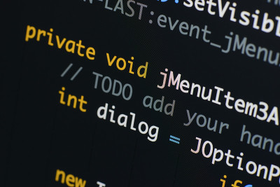 真正的Java脚本代码开发屏幕。编程工作流抽象算法概念。Java脚本和HTML代码的特写。