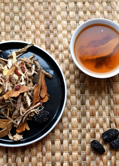 中药。中草药茶，以枣、枸杞、人参和其他中性背景。