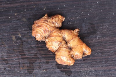 在黑色背景下分离的鲜姜