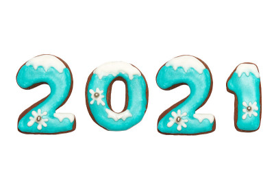 姜味圣诞或新年饼干以2021年的形式出现。孤立在白色背景上。季节性包装和新年属性。