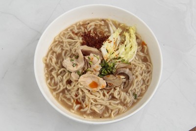 新鲜烹制的菲律宾菜Batchoy