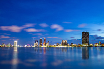 夜景汉江大桥，这是岘港一个非常著名的地方。
