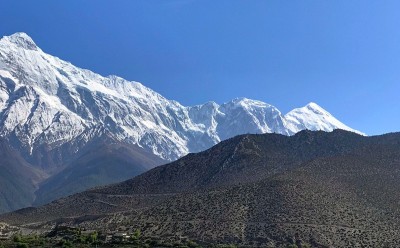 尼泊尔Mustang地区的喜马拉雅山脉。雄伟的多山的地形。小镇Jomsom。安纳普尔纳峰自然保护区域