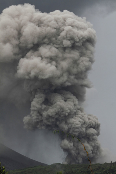 巨大的火山灰云从北苏拉威西岛的Lokon emung火山的Tompaluan火山口升起。汤帕卢安火山