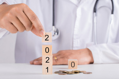 医生手拿着2021年的积木。新年健康理念。