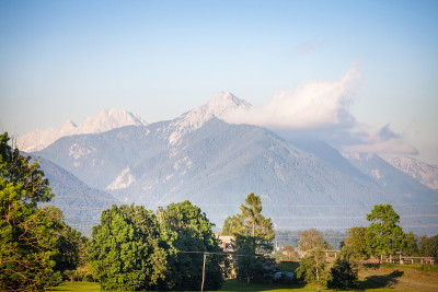 全景Hochstuhl山，也被称为Veliki Stol vrh，斯洛文尼亚和奥地利之间，在日落期间