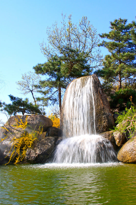 2014年4月5日，中国天津蓟县盘山风景区的瀑布和水池