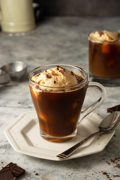 玻璃杯装的冰淇淋和咖啡。affogato喝咖啡。