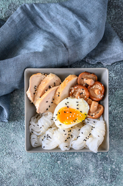 碗里的亚洲食物