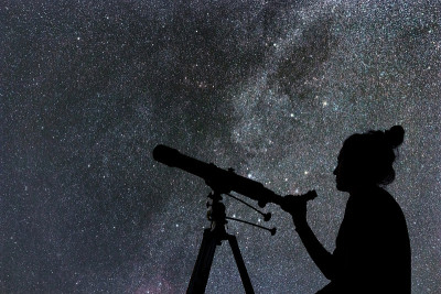 一个用望远镜看星星的女人