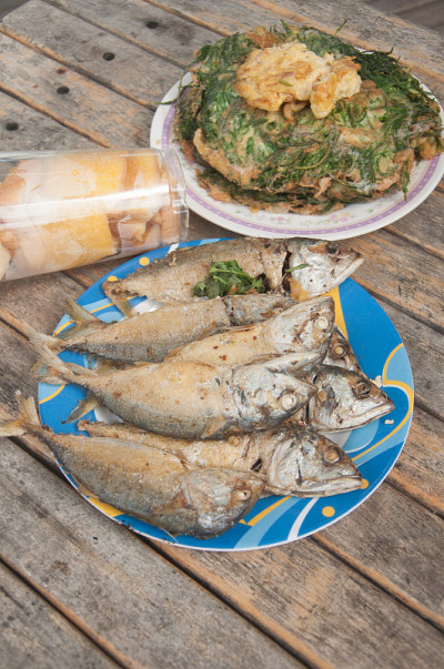 泰国料理，木桌上的煎蛋和鲭鱼