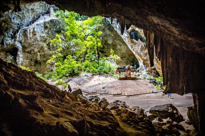 泰国帕拉雅·那空洞，Khua Kharuehat亭庙，位于泰国巴育普·基里汗Khao Sam Roi