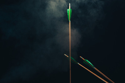 三个木箭。美丽的烟雾的背景。中世纪的武器都是手工制作的。