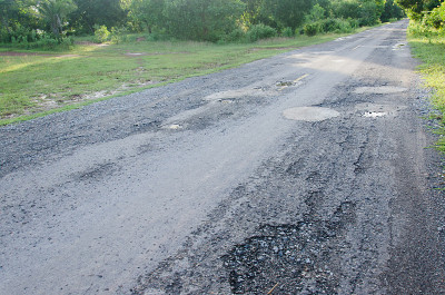 破损的沥青路面，路面坑坑洼洼