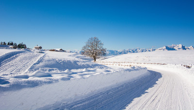 山中积雪的道路