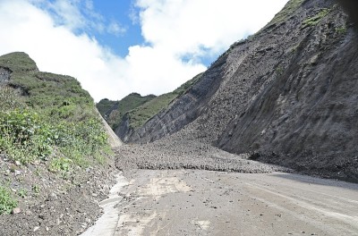 山路滑坡