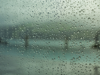 雨滴落在窗户上