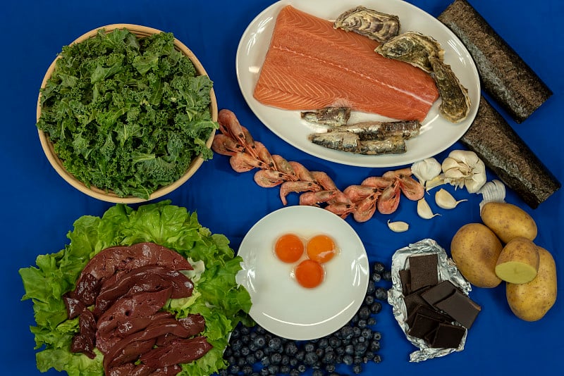 俯视图鲑鱼，肝脏和其他营养丰富的食物