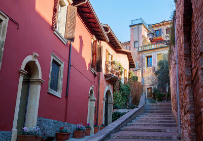 维罗纳圣彼得城堡(Castel San Pietro)沿路有彩色房屋的狭窄街道
