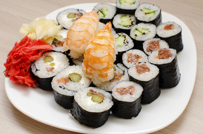 日本传统食物。各种寿司和卷饼，外卖。
